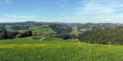 Auf Hüpfenboden, etwa zwei Kilometer Luftlinie von uns, geniesst man eine schöne Aussicht auf das das Emmental. In der rechten Bildhälfte liegt Trubschachen.